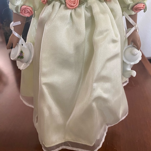 Black porcelain doll on stand - Picture 15 of 16